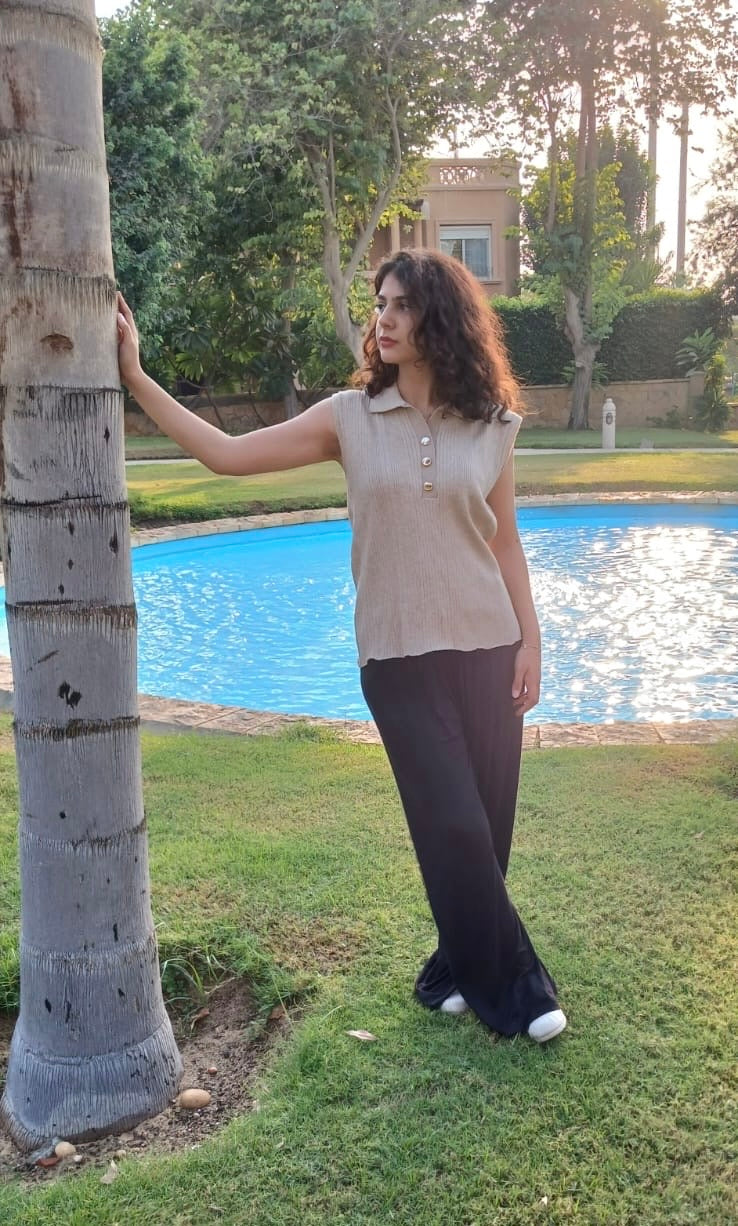 Zee Sleeveless Shirt with metal buttons