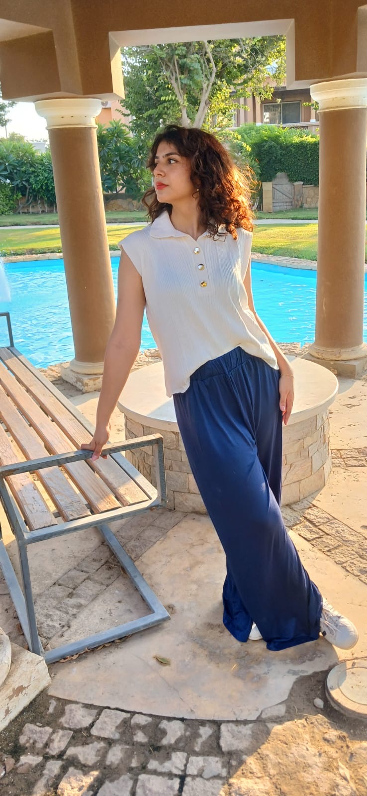 Zee Sleeveless Shirt with metal buttons