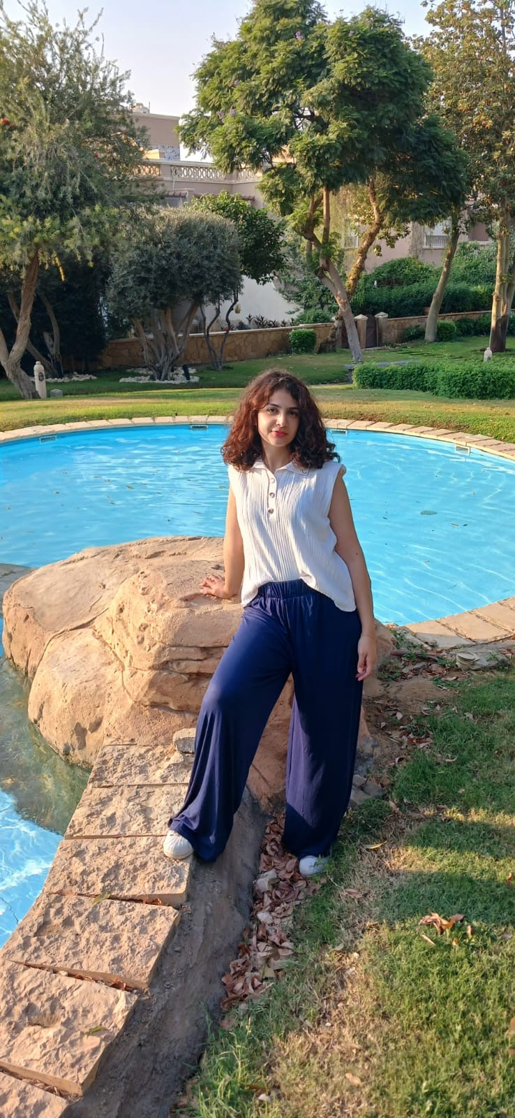 Zee Sleeveless Shirt with metal buttons